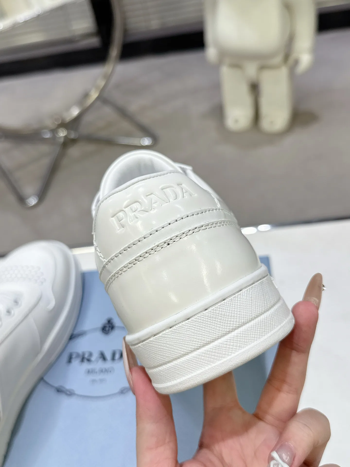👟👟Ex-factory price 580👟👟 Couple style Prada Latest Downtown Bold series Triangle logo Casual sneakers White shoes Original purchase, development and production Downtown Bold sneakers are inspired by the basketball shoes of the 1980s, with a sporty design and exquisite details. Crafted from perforated leather, the statement platform sole provides a unique, modern style. The Prada logo is interpreted from different angles, decorated with the iconic enameled triangular metal logo, highlighting the unique classic style. Exquisite packaging at the delivery counter🛍📦 ▪️Fabric: Original custom imported first-layer cowhide ▪️Lining: Original imported soft sheepskin ▪️Outsole: Original open-molded rubber bottom material ▪️Size: Women's 35-40 Men's 39-45